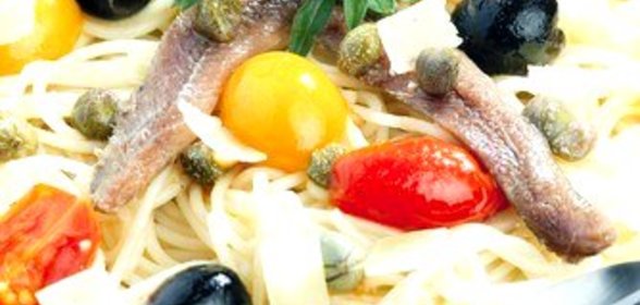 Спагетти с анчоусами, петрушкой, оливками и каперсами