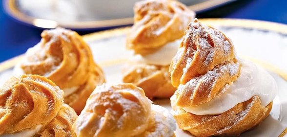 Профитроли с апельсиновым желе и взбитыми сливками