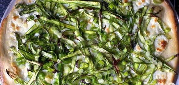 Пицца со спаржей и луком