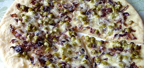 Пицца с горошком и красным луком