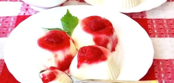 Бланманже с малиновым соусом