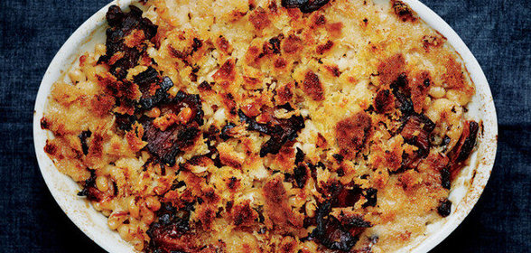 Запеканка из фасоли с беконом и хлебной крошкой