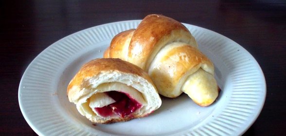 Круассаны с вишней из дрожжевого теста