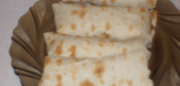 хот-дог в лаваше или шаурма с сосиской