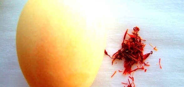 Крашеные яйца шафраном (оранжевые)