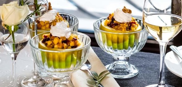 Яблоко, запеченное со взбитыми сливками и пряным арахисом