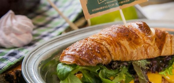 Круассан с сыром и ветчиной