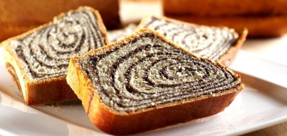 Пышный пирог с сочной маковой начинкой и изюмом