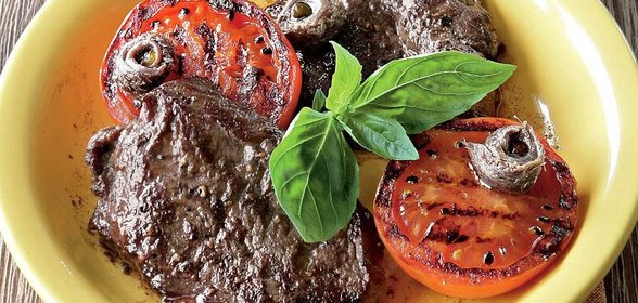 Бифштексы с анчоусами и помидорами