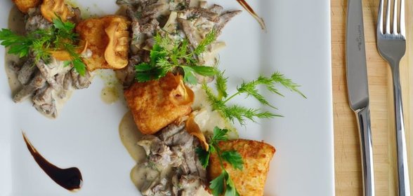 Бефстроганов с картофельными кубами и чипсами из шампиньонов