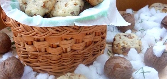 Сахарное печенье с грецким орехом