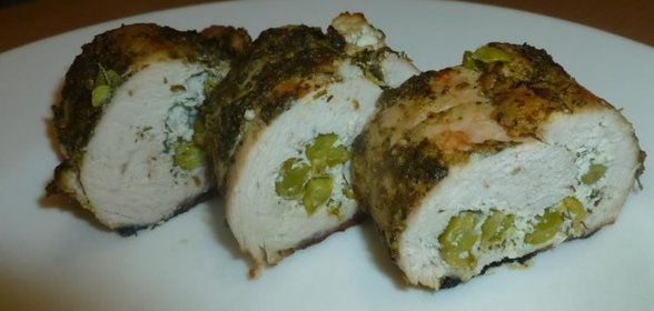 Рулет из индейки с горошком