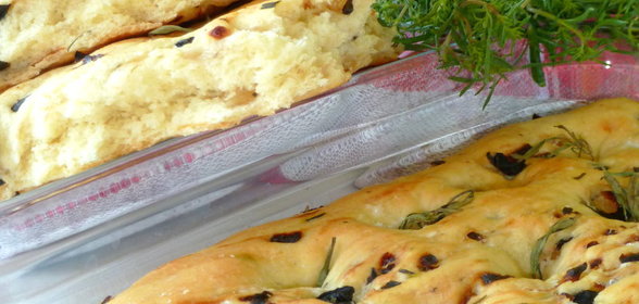 Фокачча с маслинами и розмарином