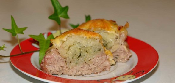 Морской окунь, треска, запеченные с луком