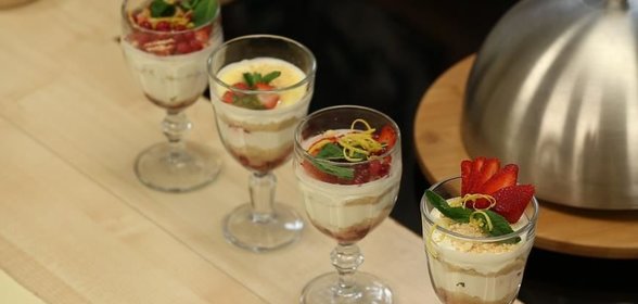 Домашний сметанник с клубникой за 10 минут