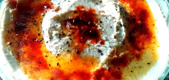 Хумус с кунжутной пастой, кумином, чесноком, лимонным соком и оливковым маслом