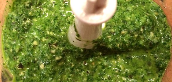 Укропное песто с тыквенными семечками