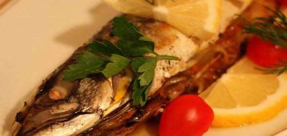 Скумбрия, запечённая в фольге с морковью и луком