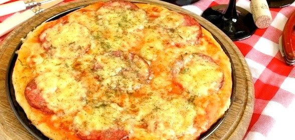 Пицца с сервелатом и томатами