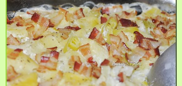 Запеканка с картофелем, луком-пореем и беконом