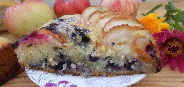 Чернично-яблочная шарлотка
