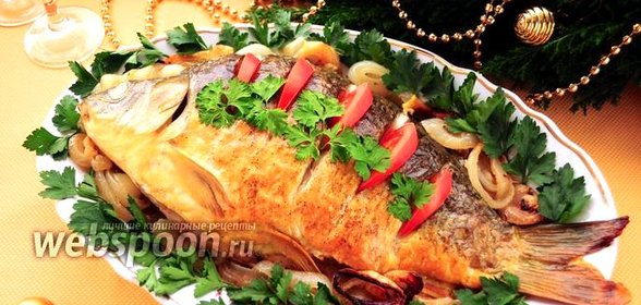 Карп, запечённый на луковой подушке