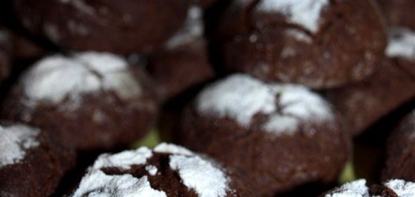 Печенье с горьким шоколадом в сахарной пудре