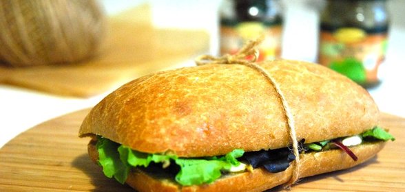 Чиаббата с песто и вялеными томатами