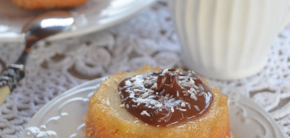 Кокосовые пирожные с грушами и шоколадом