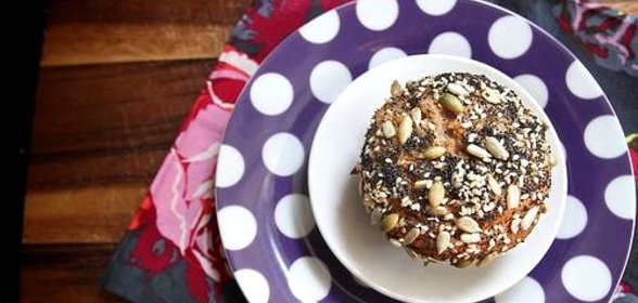 Банановые маффины с финиками и семечками