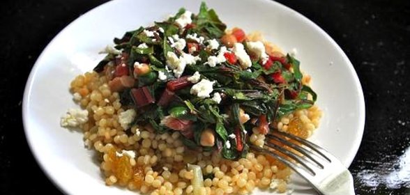 Кус-кус с мангольдом, изюмом и сыром Фета