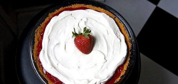 Клубничный пирог со взбитыми сливками