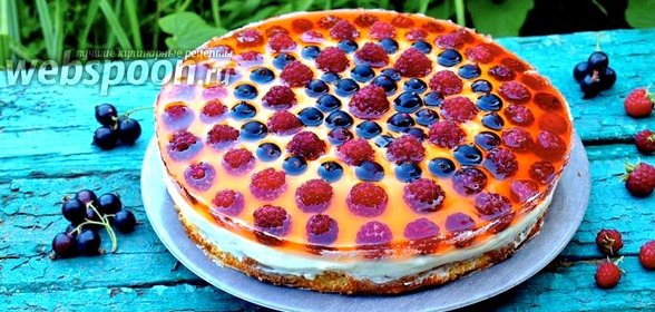 Бисквитный торт с ягодами в желе и сливочным кремом