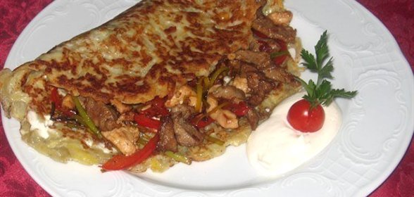 Картофельная лепешка с мясом и овощами