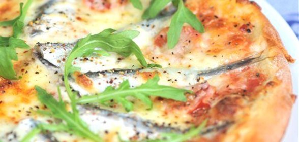 Пицца с томатами и анчоусами