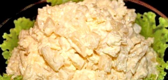 Салат с курицей, сыром и ананасами