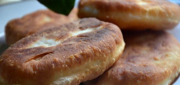 Пирожки жареные с картофелем и колбасой