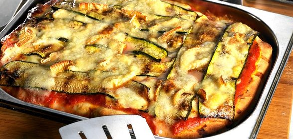 Пицца с сыром таледжо и цукини