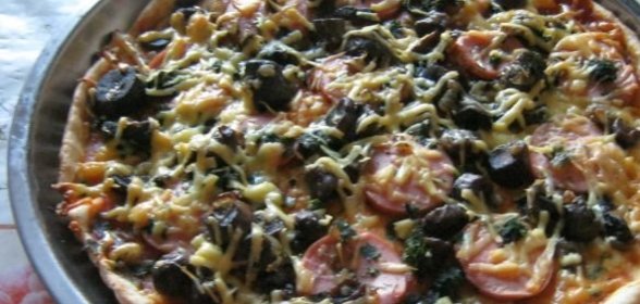 Пицца с сардельками и грибами