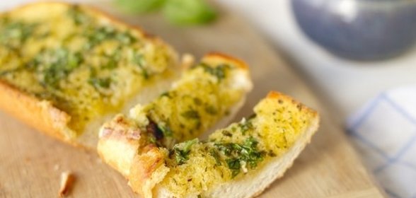 Хлеб с чесноком и зеленью