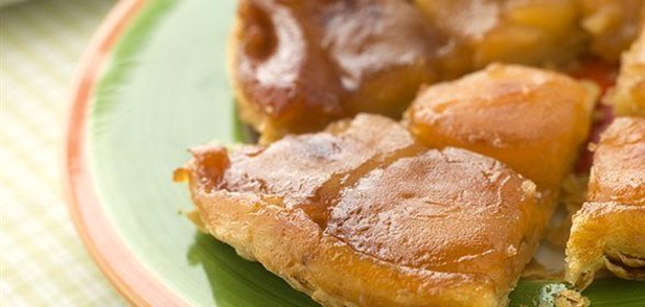 Пирог с карамелизованными яблоками и орехами пекан