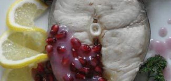 Сом в гранатовом соусе