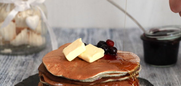 Панкейки с кусочками ягод