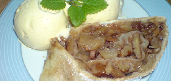 Штрудель с карамелизированными яблоками ,орехами и мороженым