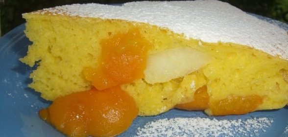 Бисквит с абрикосами и яблоками