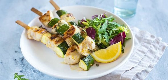 Шашлык из филе индейки с лимоном и шалфеем на гриле