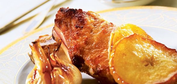 Свинина по-валлийски с чесночным фланом