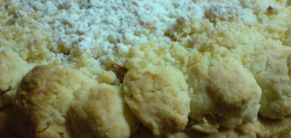 Яблочный пирог-крамбл с карамелизированными орехами