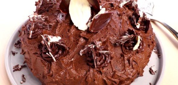 Шоколадный торт с малиной и трюфелями