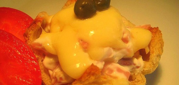 Гнёзда из хлеба со свиным окороком, сыром и творожным кремом